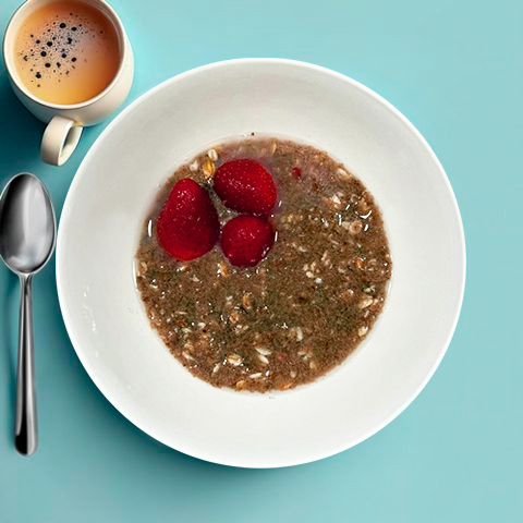 Льняная каша со злаками и клубникой